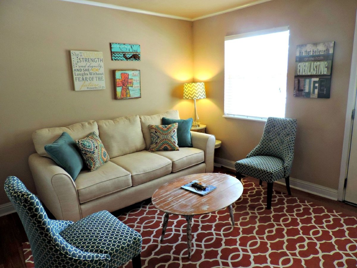 285 Lake Forest Drive photo 2